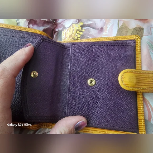 Louis Vuitton Epi fold snap wallet in Used Condition - Picture 13 of 16